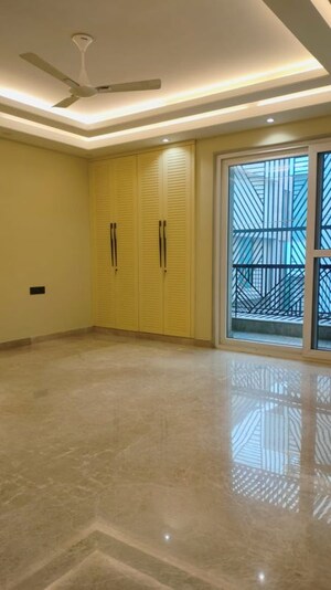 Room in 3 BHK Builder Floor at Chittaranjan Park – for Sale