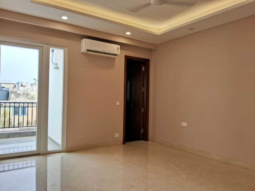 3 BHK + Servant Room Builder Floor For Rent in Defence Colony