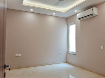 Room in 3 BHK Builder Floor at Defence Colony – for Rent