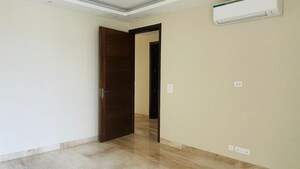 Room in 3 BHK Builder Floor at Defence Colony – for Rent