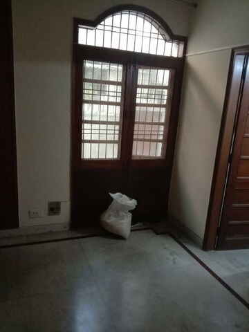 Room in 4 BHK Apartment at Ansal Sushant Apartments, Sushant Lok I – for Rent