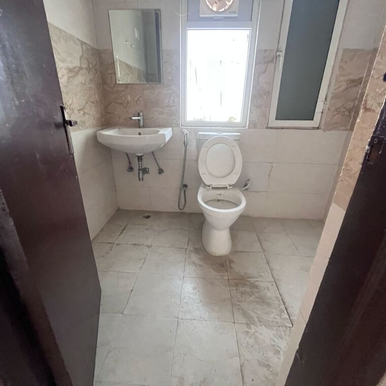 Bathroom, amrapali-golf-homes 3 Bedroom 1595 Sq.Ft. Apartment In Haibatpur Greater Noida 10013346