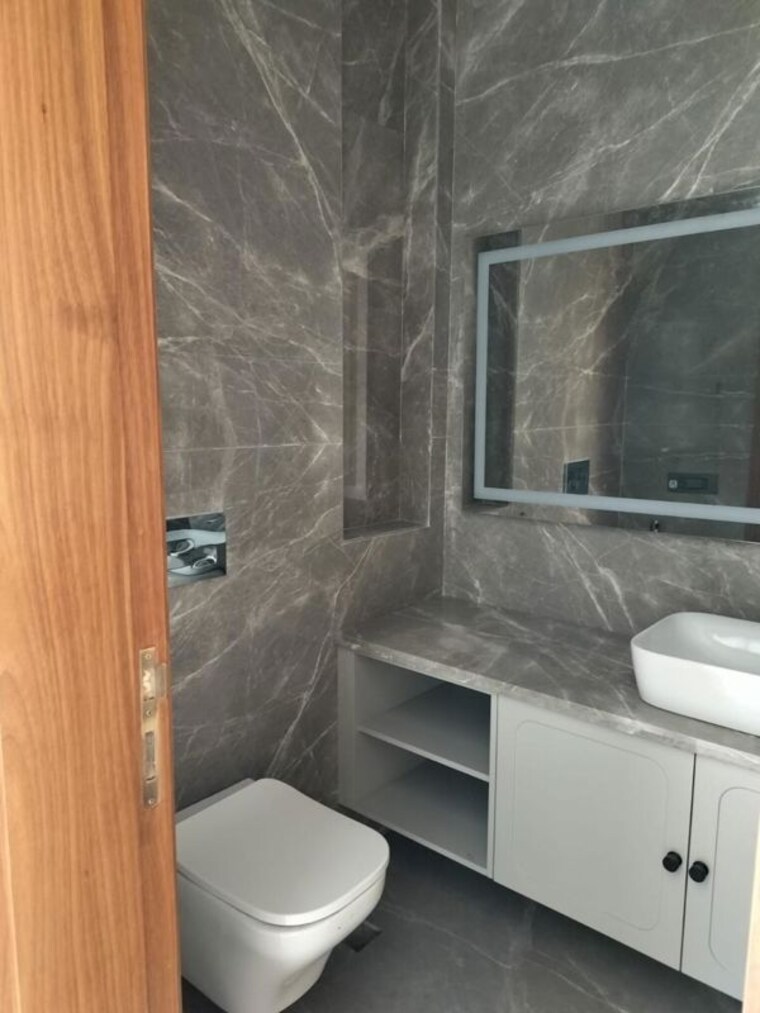 Bathroom, delhi-heights 3 Bedroom 244 Sq.Yd. Apartment In Gazipur Delhi 10013365