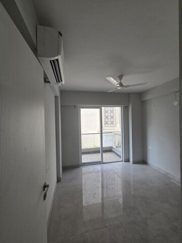 Room in 3.5 BHK Apartment at Signature Global City, Sector 37d – for Sale