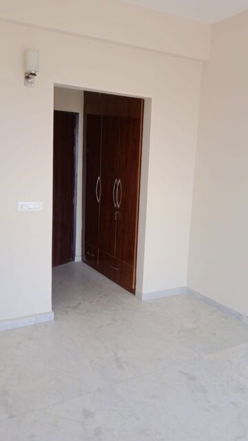 Room in 3.5 BHK Apartment at Umang Winter Hills, Sector 77 – for Rent