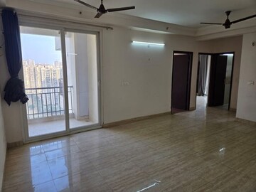 Room in 3 BHK Apartment at Amrapali Golf Homes, Sector 4 Greater Noida – for Sale