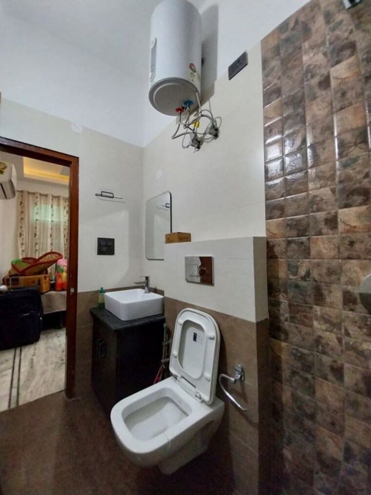 Bathroom, sector 14 2 Bedroom 200 Sq.Yd. Independent House In Sector 14 Gurgaon 10013573
