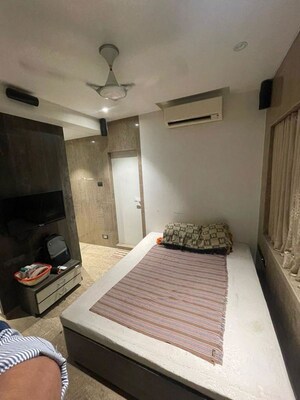Bedroom in Studio Apartment at Vile Parle West – for Rent