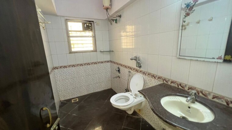 Bathroom, vile parle west 1 Bedroom 470 Sq.Ft. Apartment In Vile Parle West Mumbai 10012890