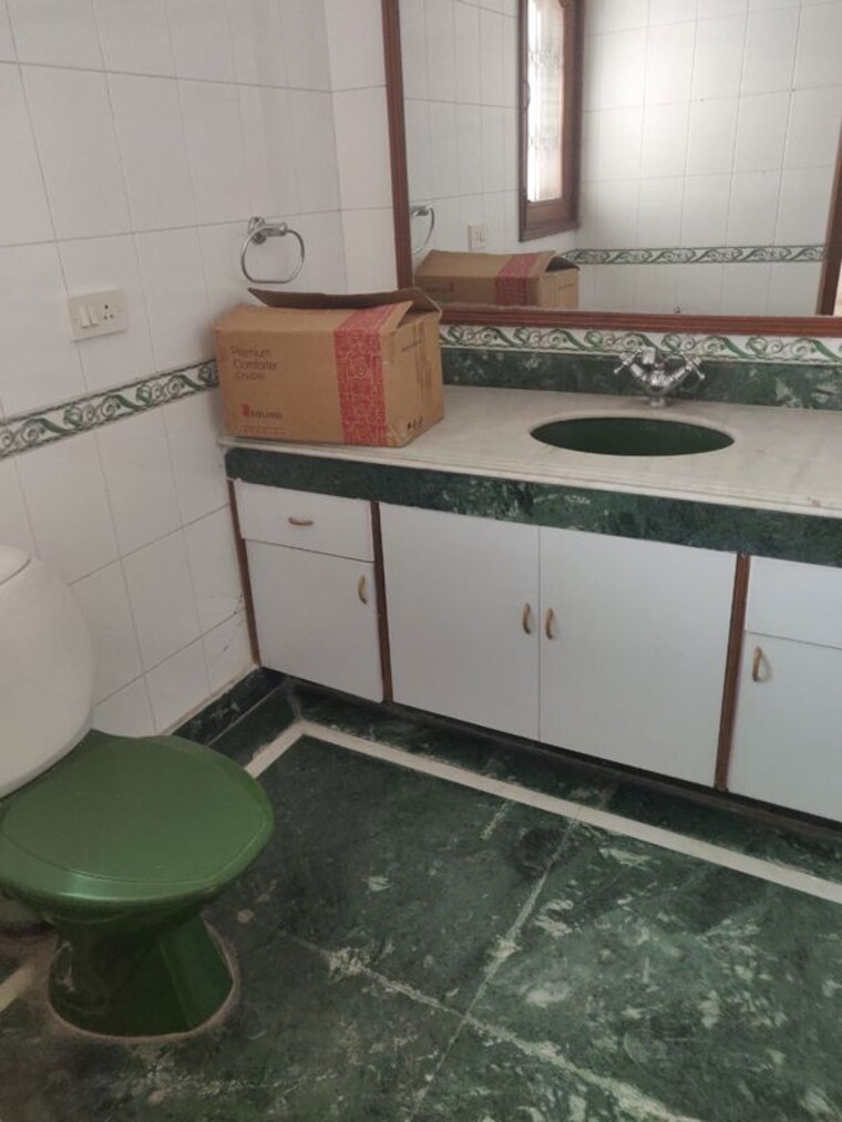 Bathroom, greater kailash i 1 Bedroom 150 Sq.Yd. Apartment In Greater Kailash I Delhi 10013702