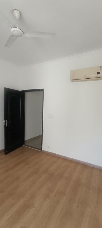 Room in 3 BHK Apartment at Ansal API Esencia, Sector 67 – for Rent