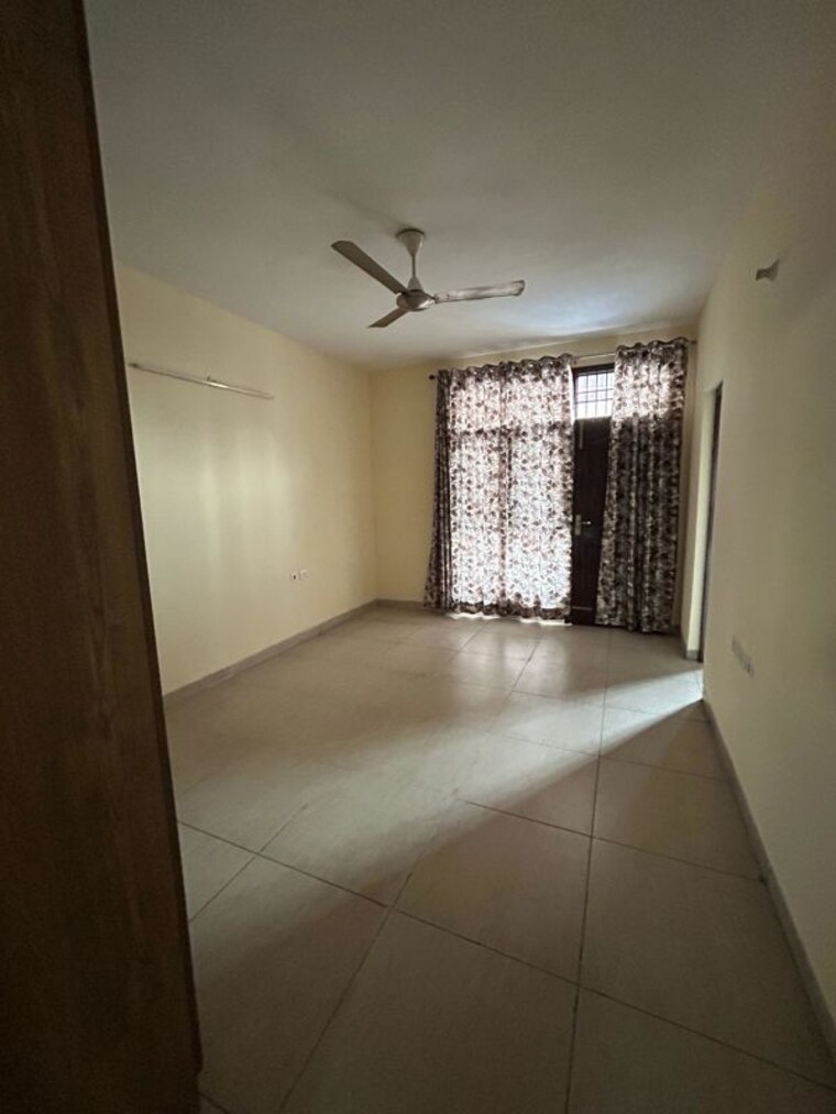 Room, wave-floors-premium 3.5 Bedroom 287 Sq.Yd. Builder Floor In Wave City Ghaziabad 10013904