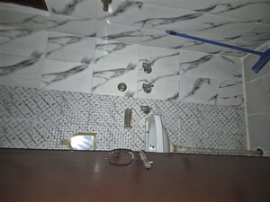 Bathroom in 1.5 BHK Builder Floor at Mayur Vihar – for Sale