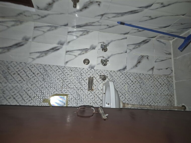 Bathroom, mayur vihar 1.5 Bedroom 450 Sq.Ft. Builder Floor In Mayur Vihar Delhi 10013925