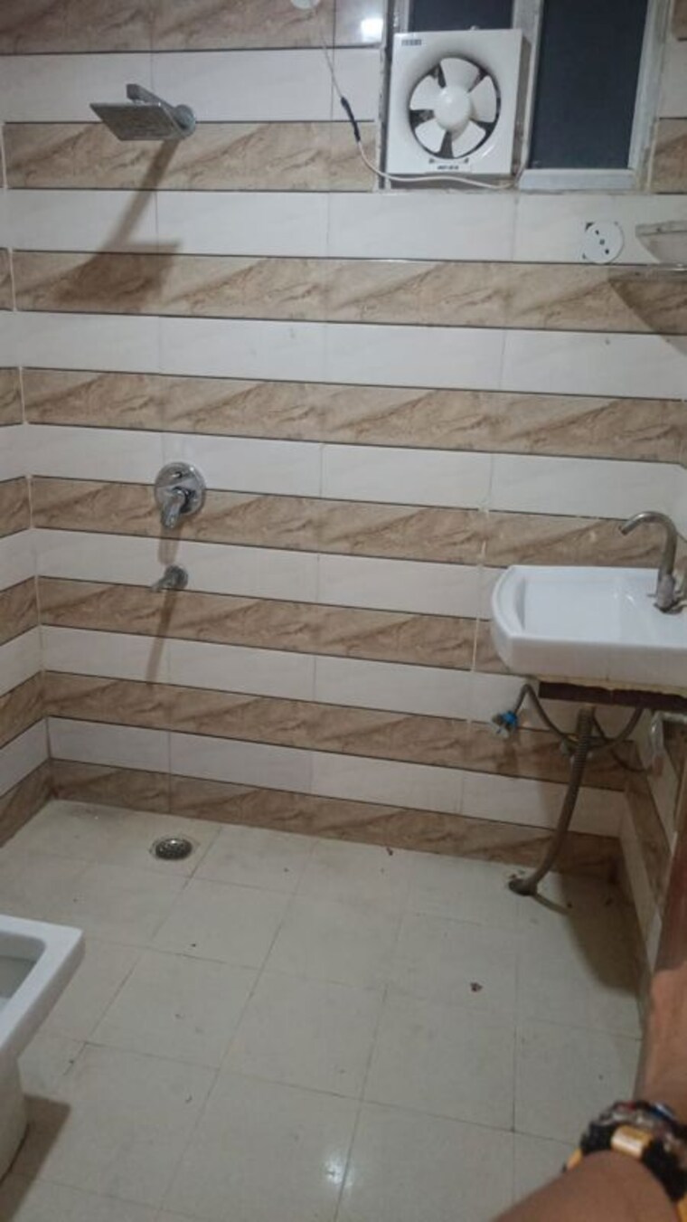 Bathroom, amolik-residency 3 Bedroom 1250 Sq.Ft. Builder Floor In Sector 86 Faridabad 10013935