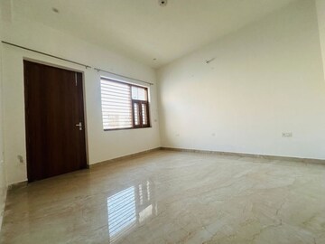 Room in 4 BHK Builder Floor at Parklands, Sector 85 – for Rent