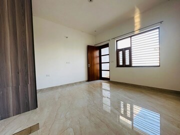 Room in 4 BHK Builder Floor at Parklands, Sector 85 – for Rent