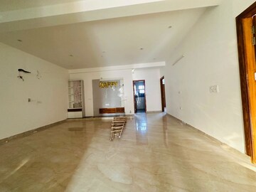 Room in 4 BHK Builder Floor at Parklands, Sector 85 – for Rent
