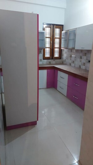 Kitchen in 3 BHK Builder Floor at Gomti Nagar – for Rent