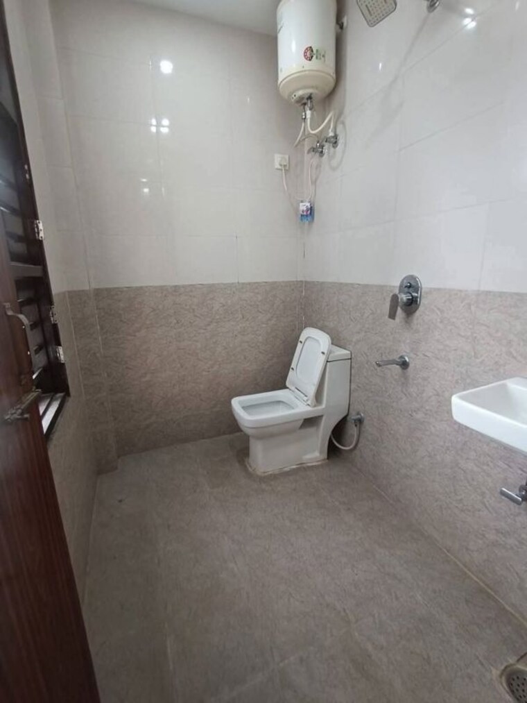Bathroom, neb sarai 2 Bedroom 1000 Sq.Ft. Apartment In Neb Sarai Delhi 10013968