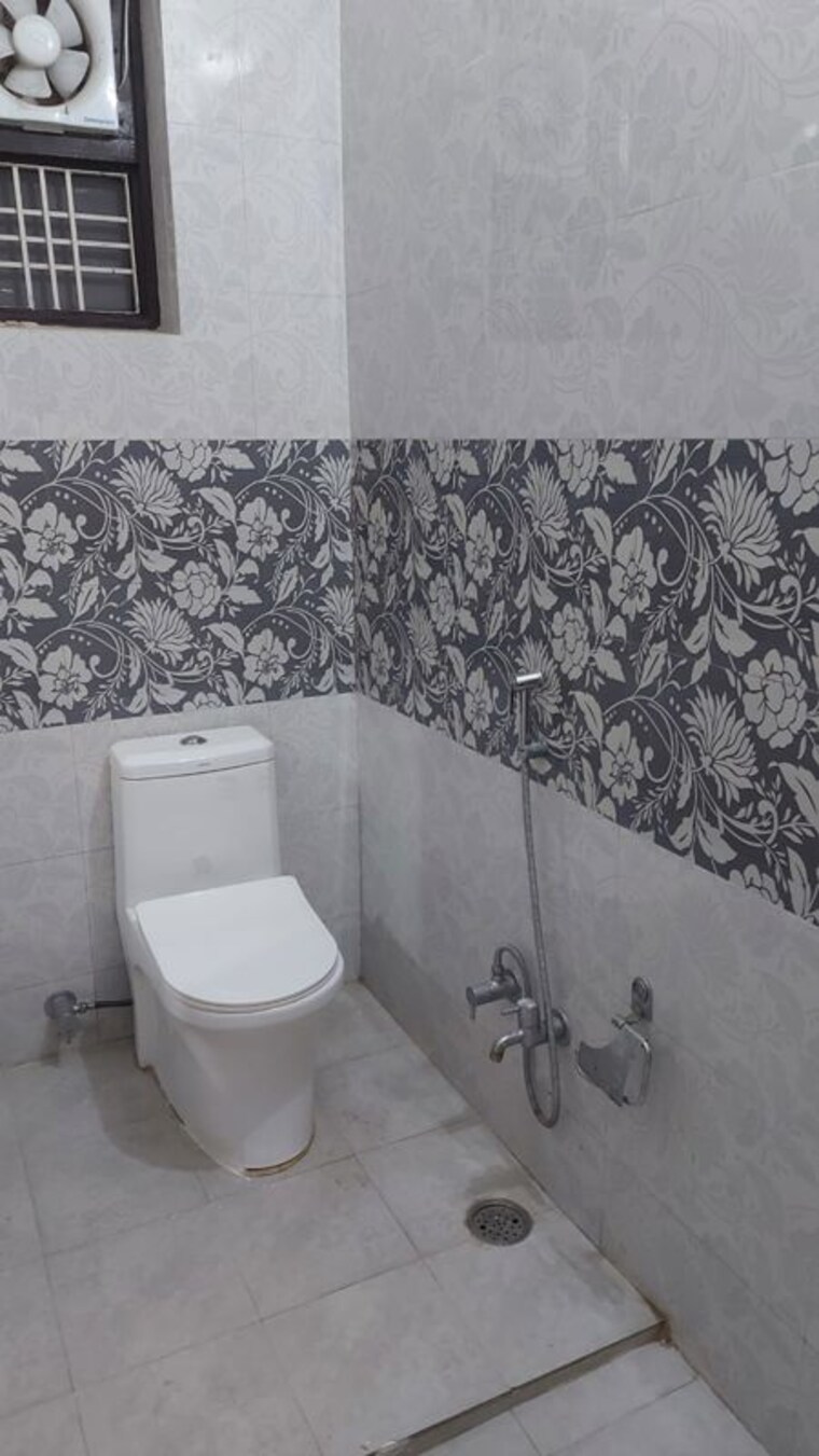 Bathroom, gomti nagar 2 Bedroom 1450 Sq.Ft. Builder Floor In Gomti Nagar Lucknow 10013997