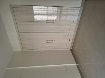 Room in 3 BHK Apartment at Amrapali Heartbeat City, Sector 107 – for Rent