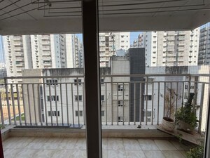 Room in 2 BHK Apartment at Sky Heights Puppalaguda, Puppalaguda – for Rent