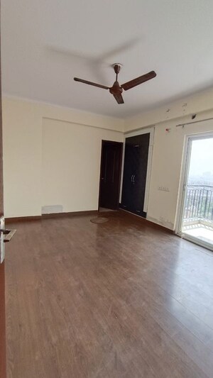 Room in 2.5 BHK Apartment at Saviour Park, Mohan Nagar – for Rent