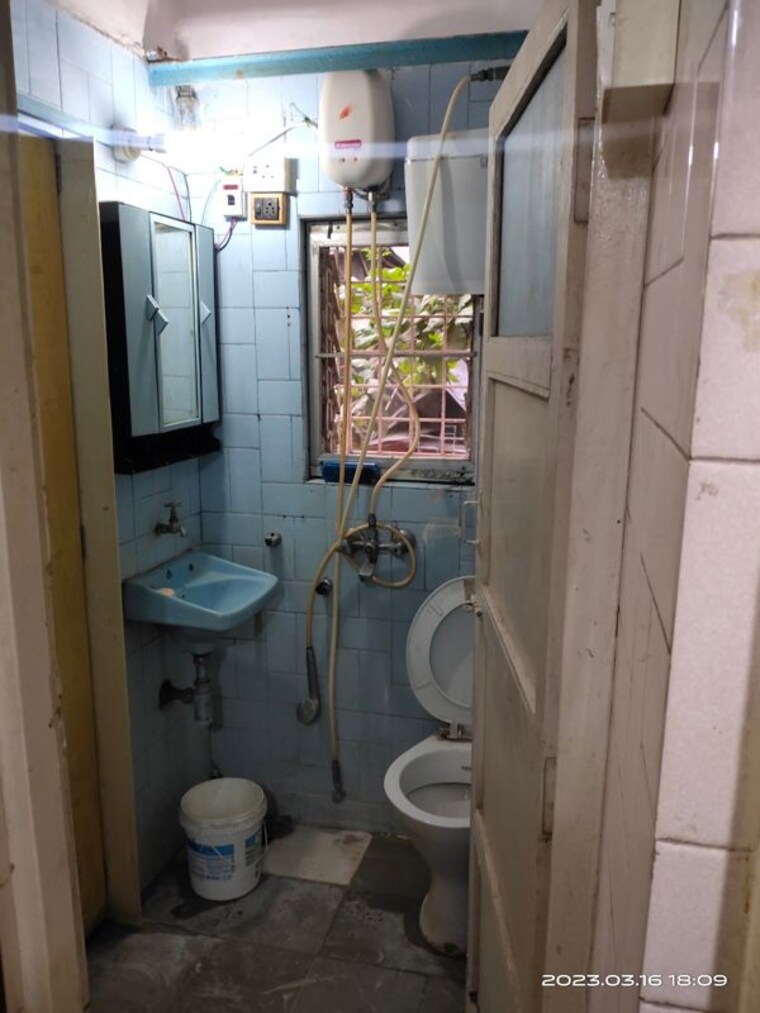 Bathroom, vile parle west 2 Bedroom 600 Sq.Ft. Apartment In Vile Parle West Mumbai 10008476