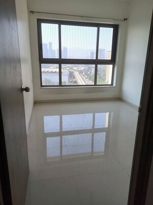 Room in 2 BHK Apartment at Kalpataru Paramount, Kapur Bawdi – for Rent