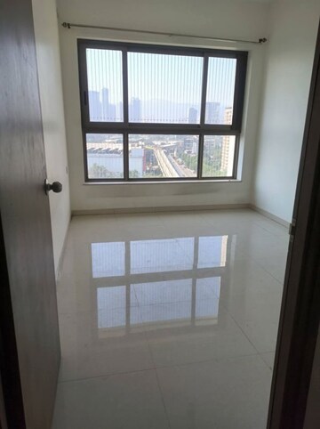 Room in 2 BHK Apartment at Kalpataru Paramount, Kapur Bawdi – for Rent