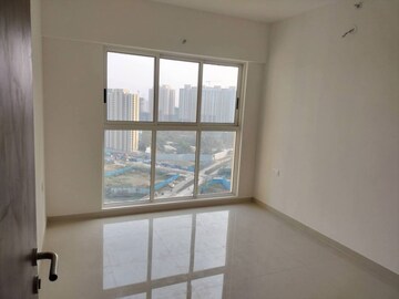 Room in 2 BHK Apartment at Lodha Amara, Kolshet Road – for Rent