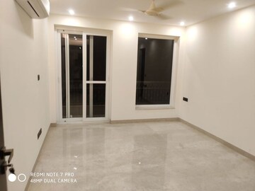 Room in 4 BHK Builder Floor at South Extension ii – for Rent