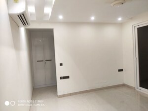 Room in 4 BHK Builder Floor at South Extension ii – for Rent