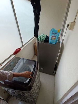 Furnished Amenities in 4 BHK Apartment at Amity CHS, Andheri West – for Rent