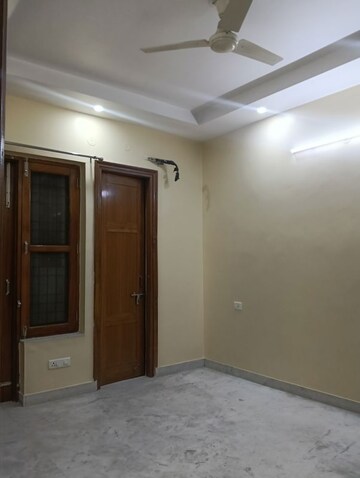 Room in 2 BHK Builder Floor at Shivaji Nagar – for Rent