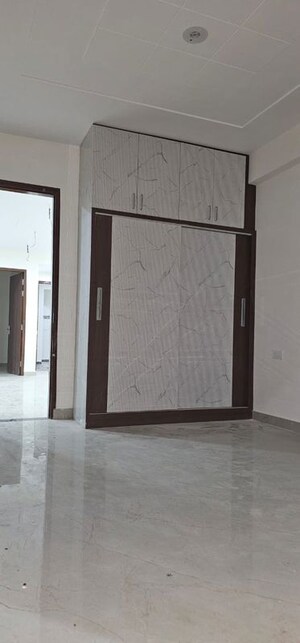 Room in 3 BHK Builder Floor at Sector 14 – for Rent