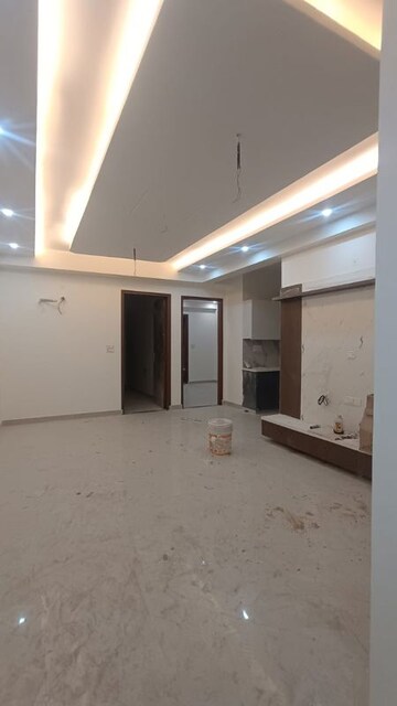 Room in 3 BHK Builder Floor at Sector 14 – for Rent