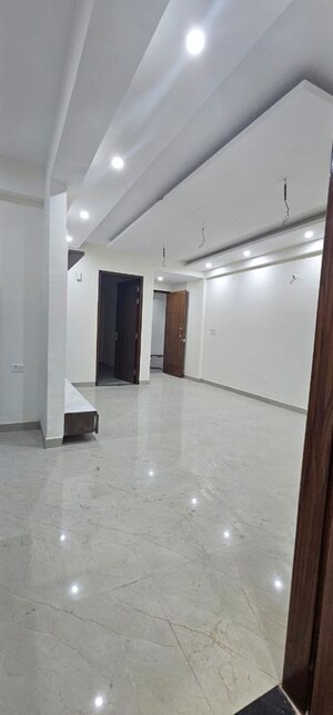 Room in 3 BHK Builder Floor at Sector 14 – for Rent
