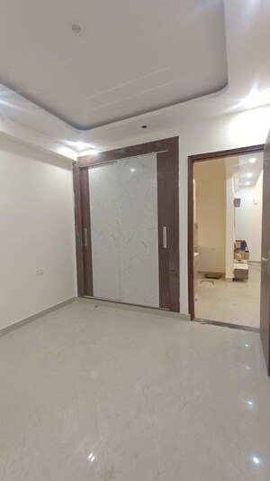 Room in 3 BHK Builder Floor at Sector 14 – for Rent