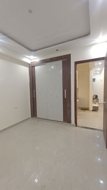 Room in 3 BHK Builder Floor at Sector 14 – for Rent