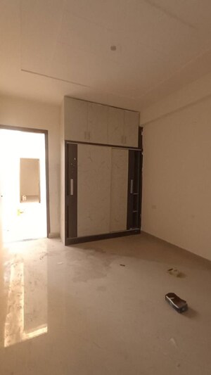 Room in 3 BHK Builder Floor at Sector 14 – for Rent