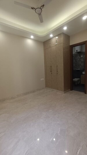 Room in 3 BHK Builder Floor at Chittaranjan Park – for Rent