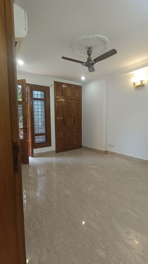 Room in 3 BHK Builder Floor at Chittaranjan Park – for Rent