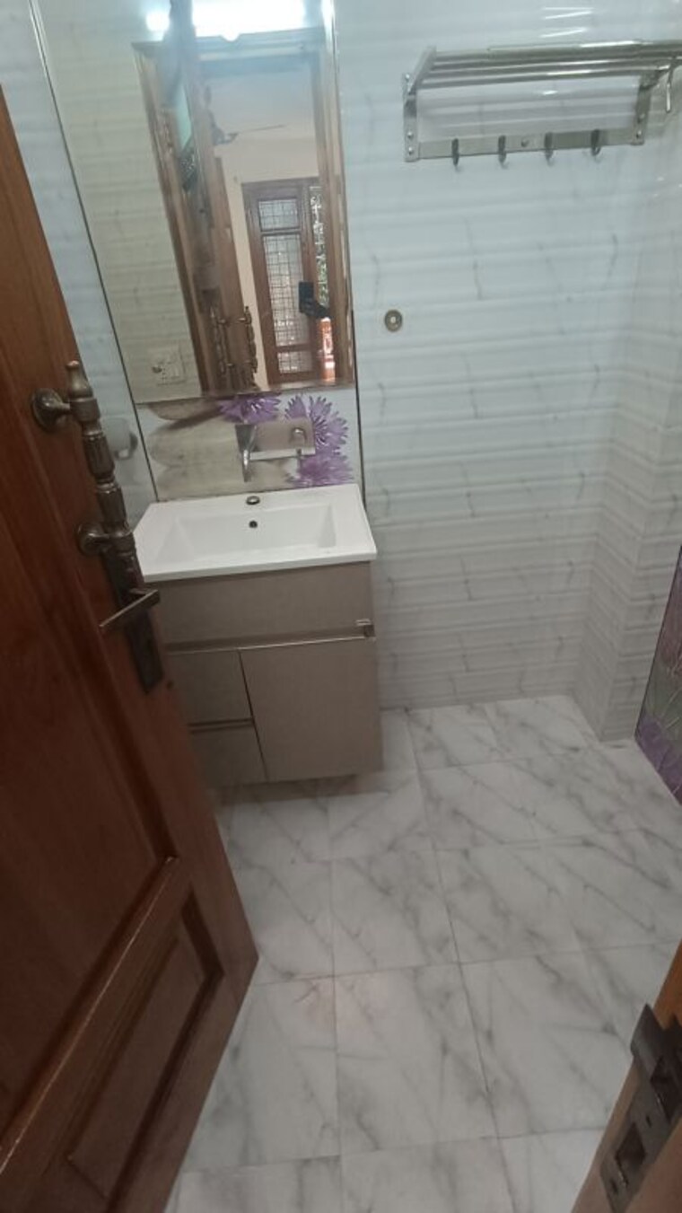 Bathroom, chittaranjan park 3 Bedroom 160 Sq.Yd. Builder Floor In Chittaranjan Park Delhi 10014382