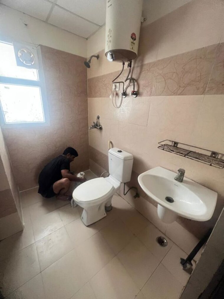 Bathroom, aims-golf-city 2 Bedroom 950 Sq.Ft. Apartment In Sector 75 Noida 10014383