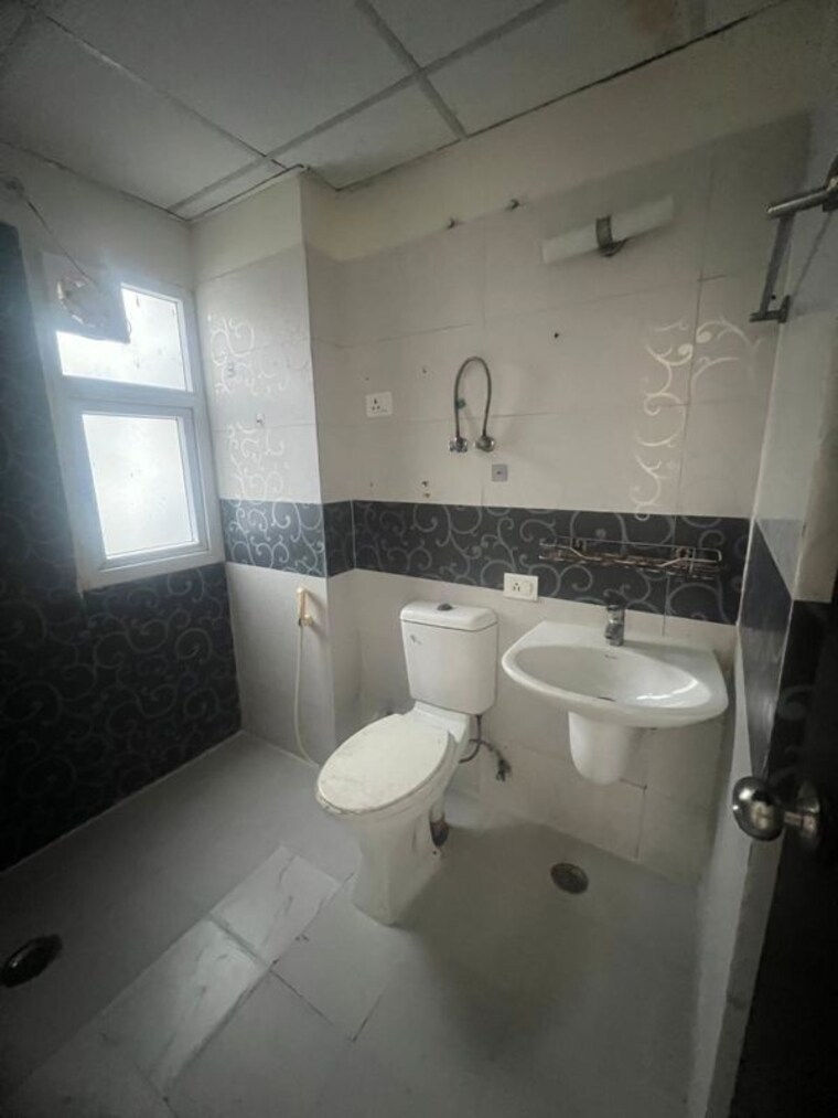 Bathroom, aims-golf-city 2 Bedroom 950 Sq.Ft. Apartment In Sector 75 Noida 10014383