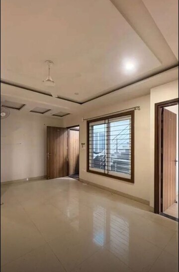 Room in 3 BHK Apartment at Hazratganj – for Rent