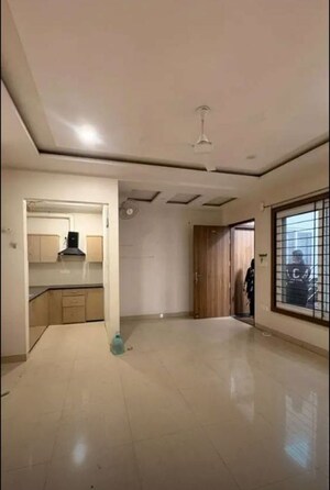 Room in 3 BHK Apartment at Hazratganj – for Rent