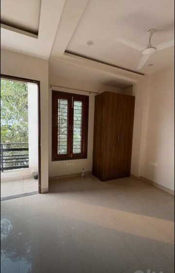 Room in 3 BHK Apartment at Hazratganj – for Rent